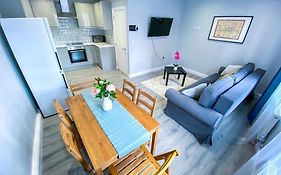 Modern 1-Bedroom Flat, 5 Guest, London - F2